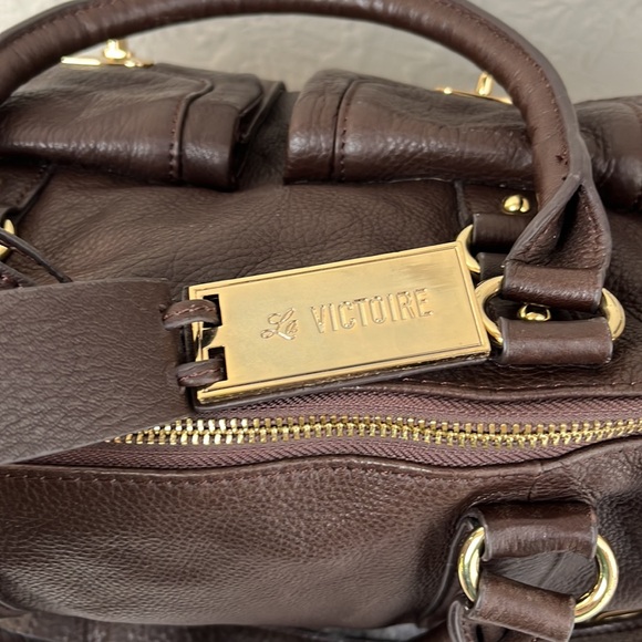 Pour La Victoire Leather Shoulder Bag - Picture 16 of 16